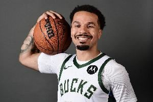 底薪香啊！科尔-安东尼19分钟三分6中5 砍下21分2助攻2抢断