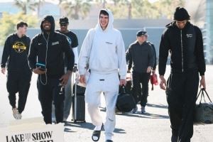 湖人官推晒出征客场登机照:接下来飞往明尼苏达和孟菲斯