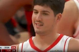 我只是微微一笑!谢泼德刚上场就强突对抗挑篮打成2+1!