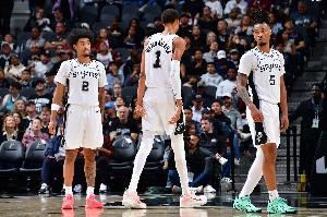 马刺队史首次开局5连胜!解说:打弱队红利 但攻防体系已初步成型