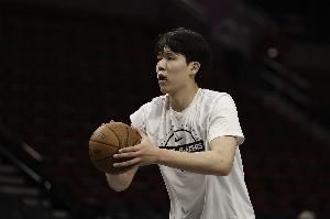 解说:卢卡里夫斯都不打 比赛唯一看点就是杨瀚森有没有出场时间