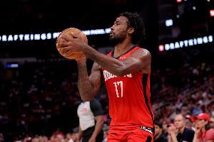 伊森赛季至今三分球26中15 命中率高达57.7% 全队最高