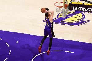 眼观六路！里夫斯起跳传球 妙传空切的克内克特双手暴扣