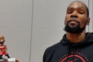 早点进场哦😃KD展示个人摇头娃娃:今天前3000名入场球迷将获赠