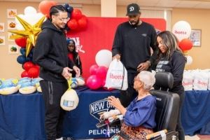 临近感恩节!小乔丹&皮维代表鹈鹕回馈社区 给居民送火鸡等食材